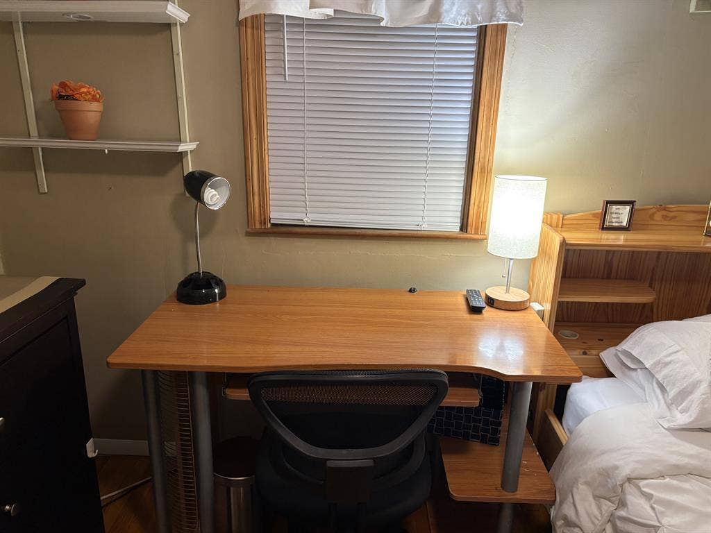 Small cozy room in Newton $