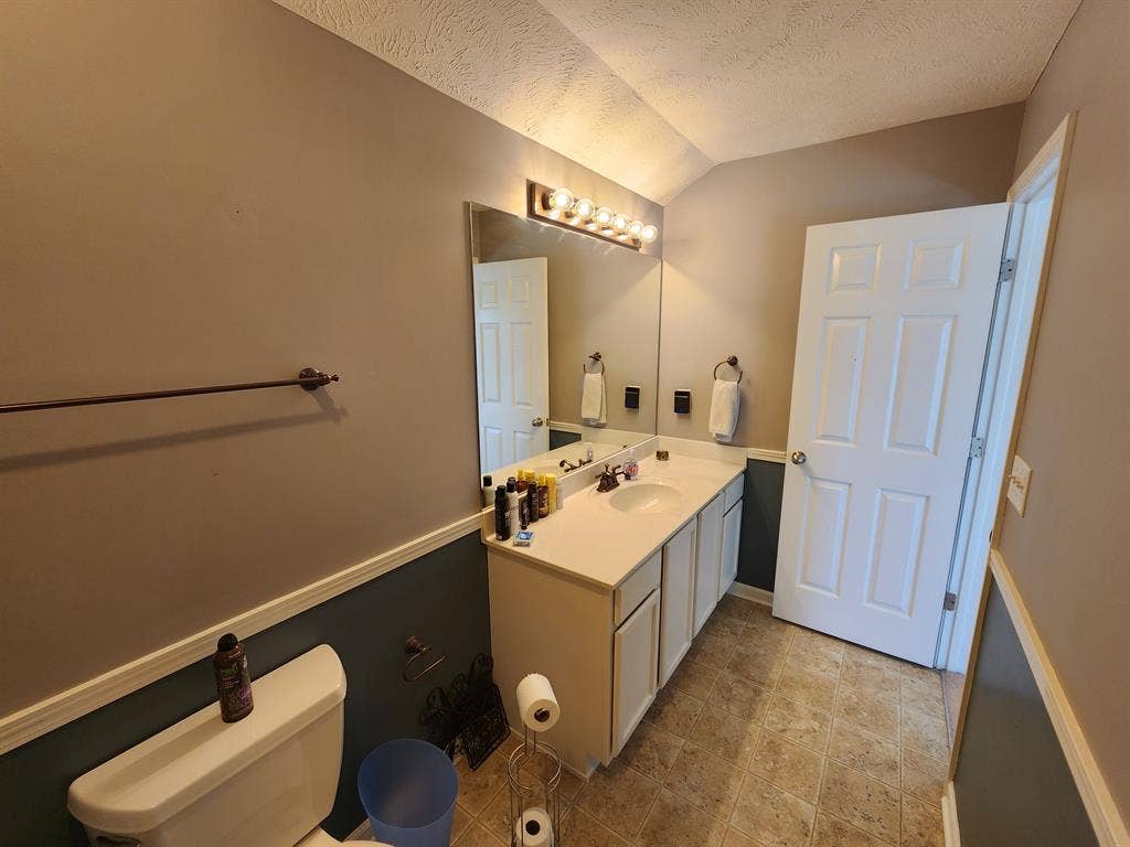 Upstairs Room w full bath. Feb. 1st