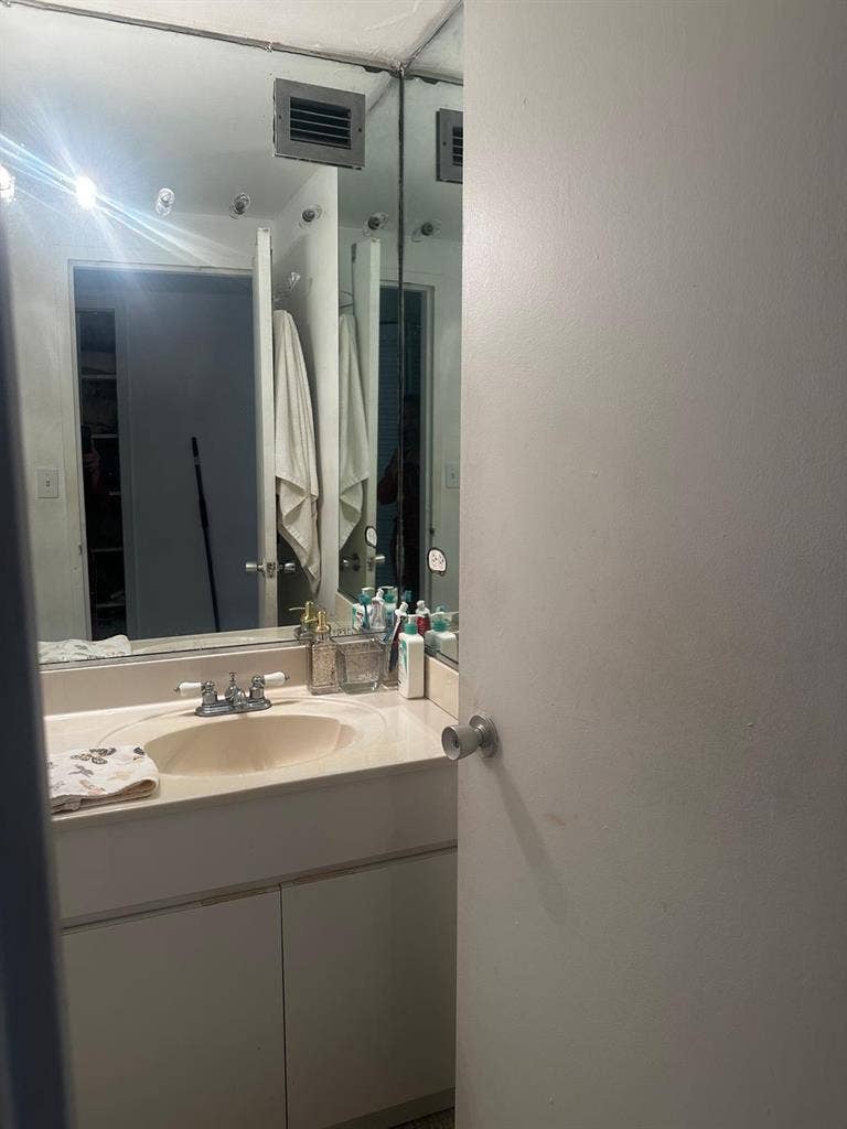 Room for rent in Brickell