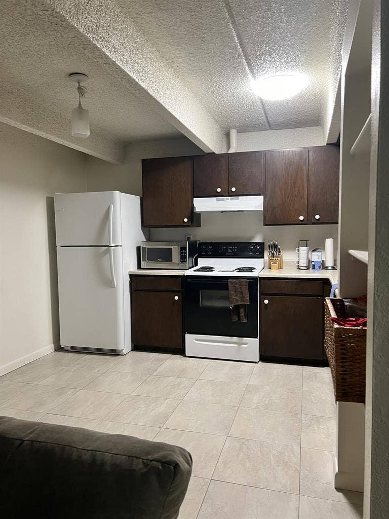 Looking for a Female Roomate