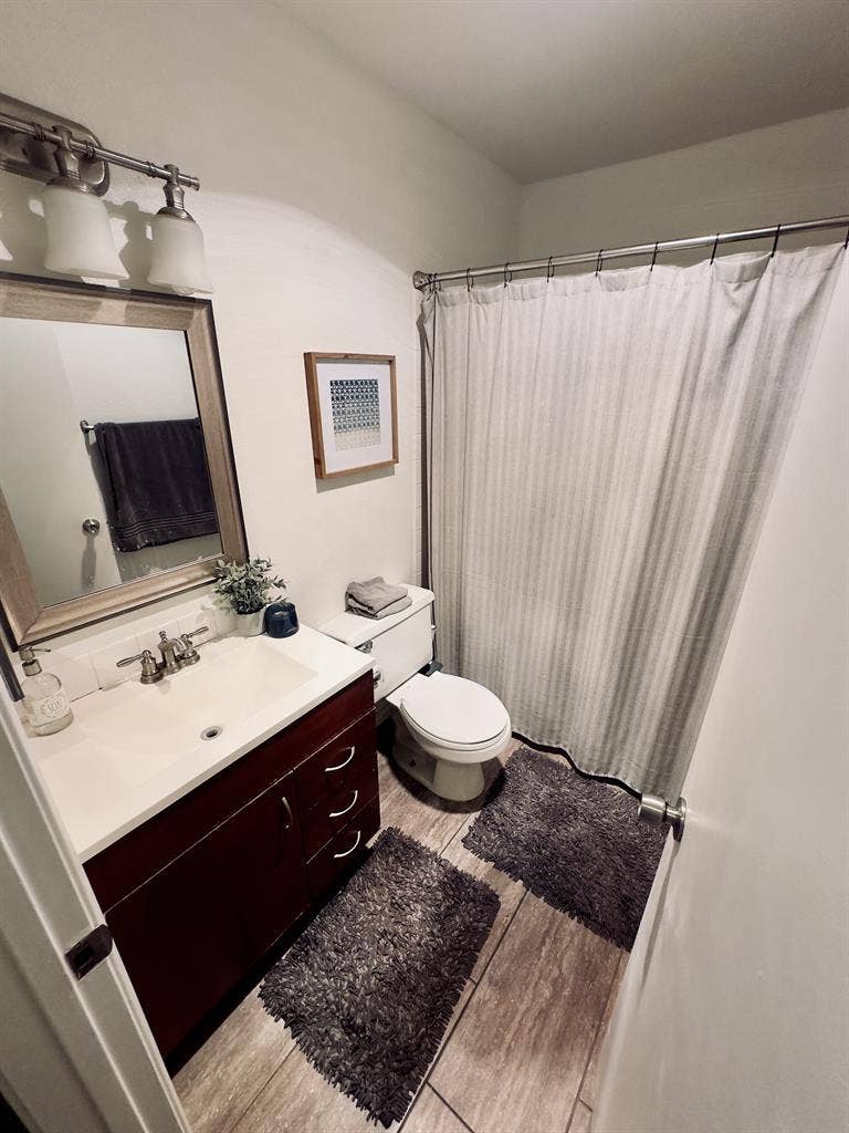 Room w/Private Bathroom