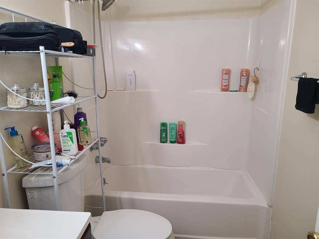 Private room/shared bath near UCR