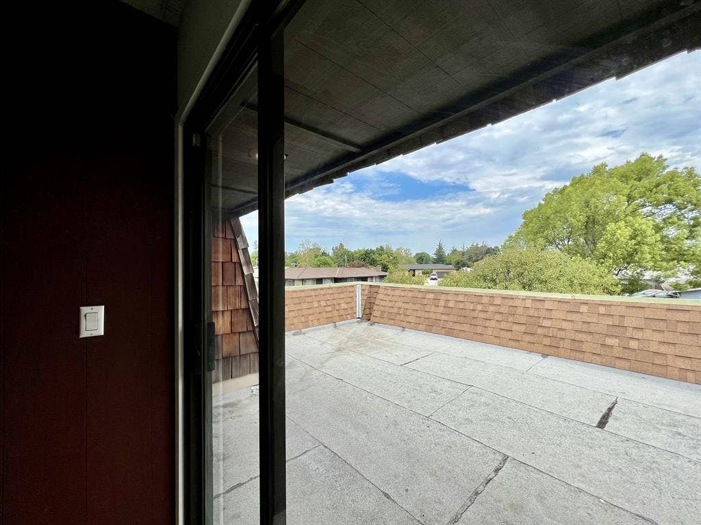 Large Room/Walk-In-Closet/Balconyy