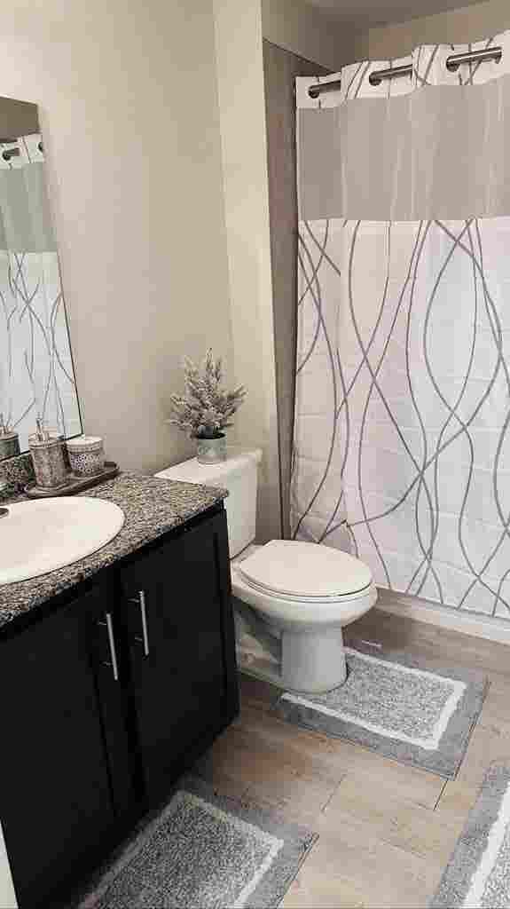 Available private room and bathroom