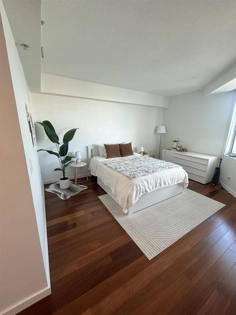 Spacious Room for Rent -DOWNTOWN