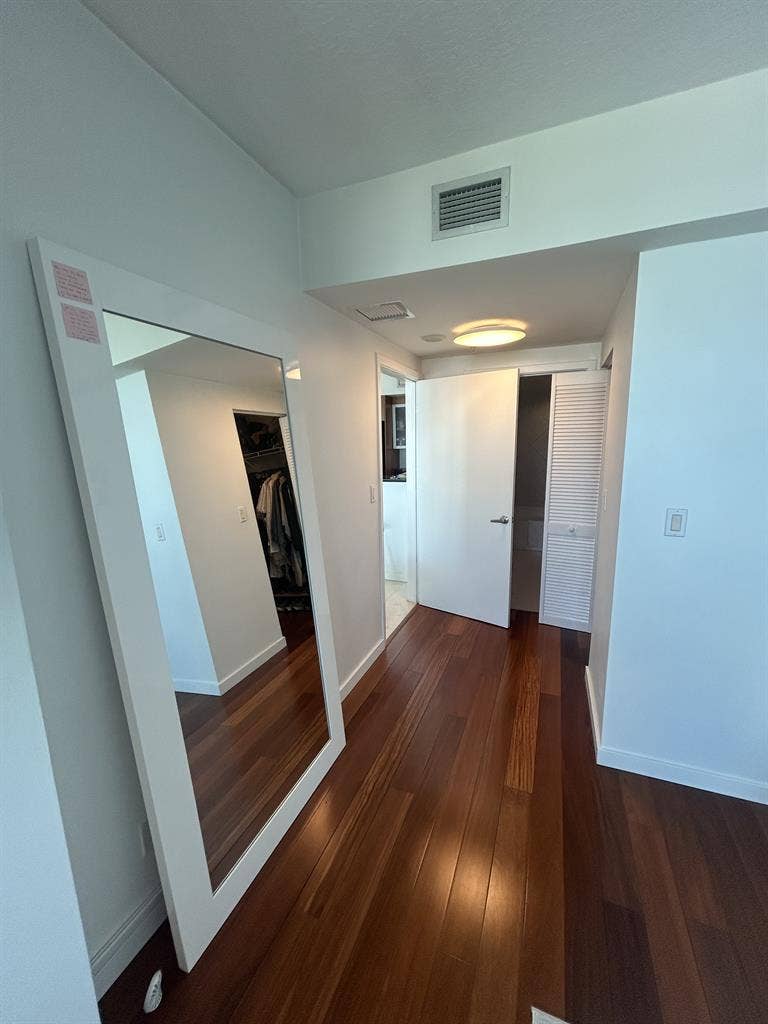 Spacious Room for Rent -DOWNTOWN