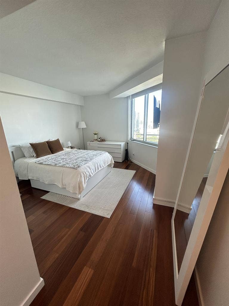 Spacious Room for Rent -DOWNTOWN