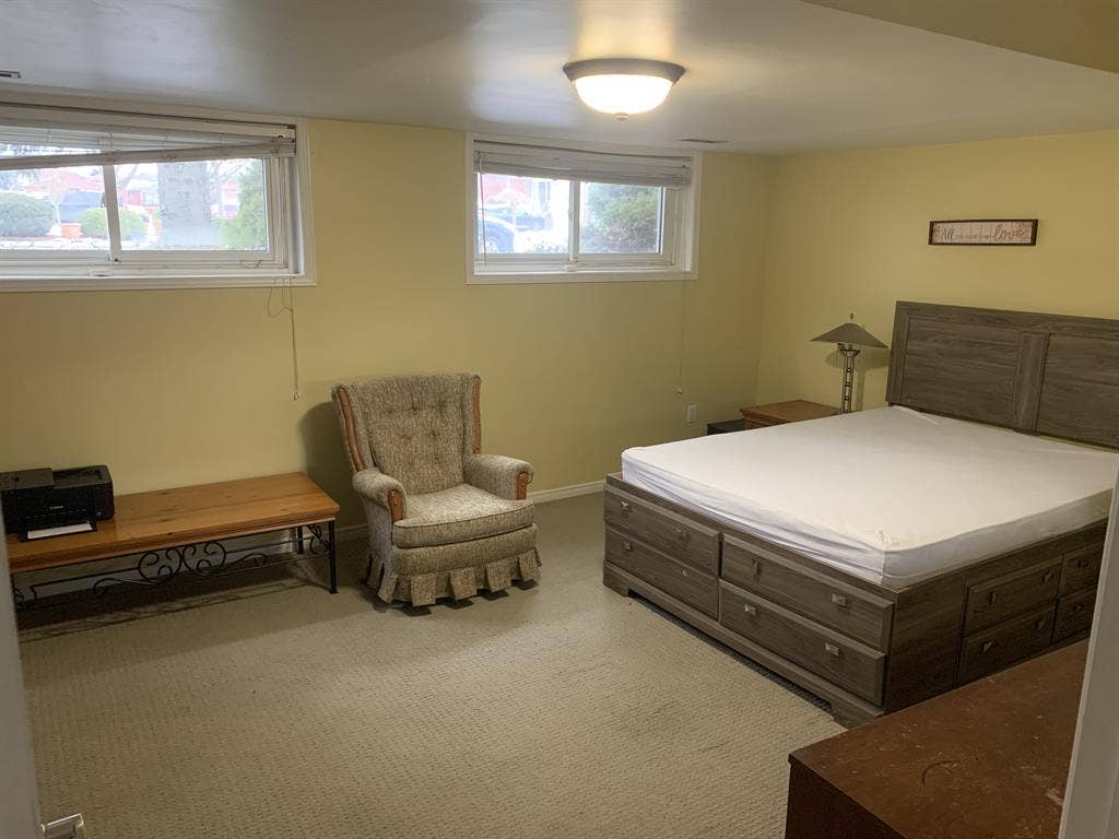 Large Bedroom for Rent Hamilton ON