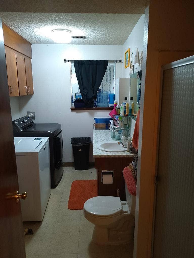 Room for rent w/ WiFi laundry