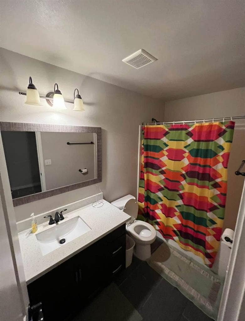 1 room / full bathroomm