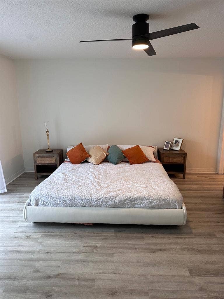 Private & cozy bedroom available