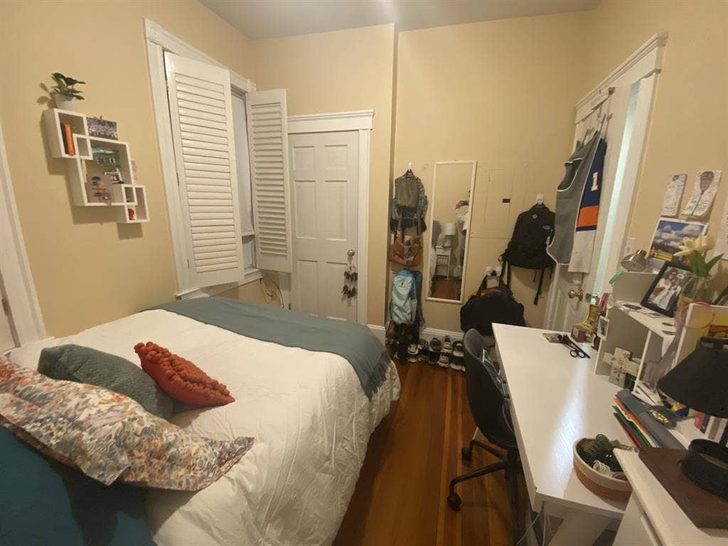 Room Available in 3 bed/2 bath Apt!