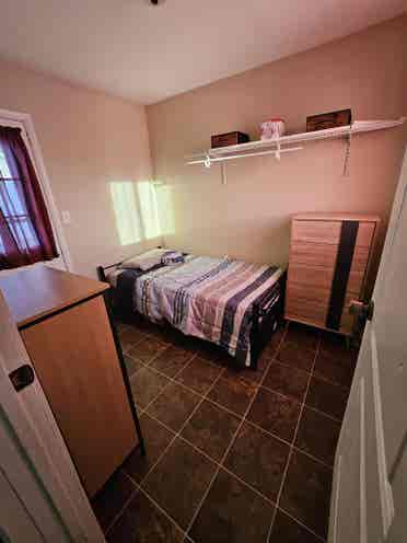Looking for new roommate