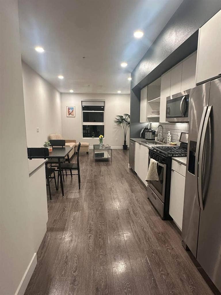 Looking for roommate near WEHO