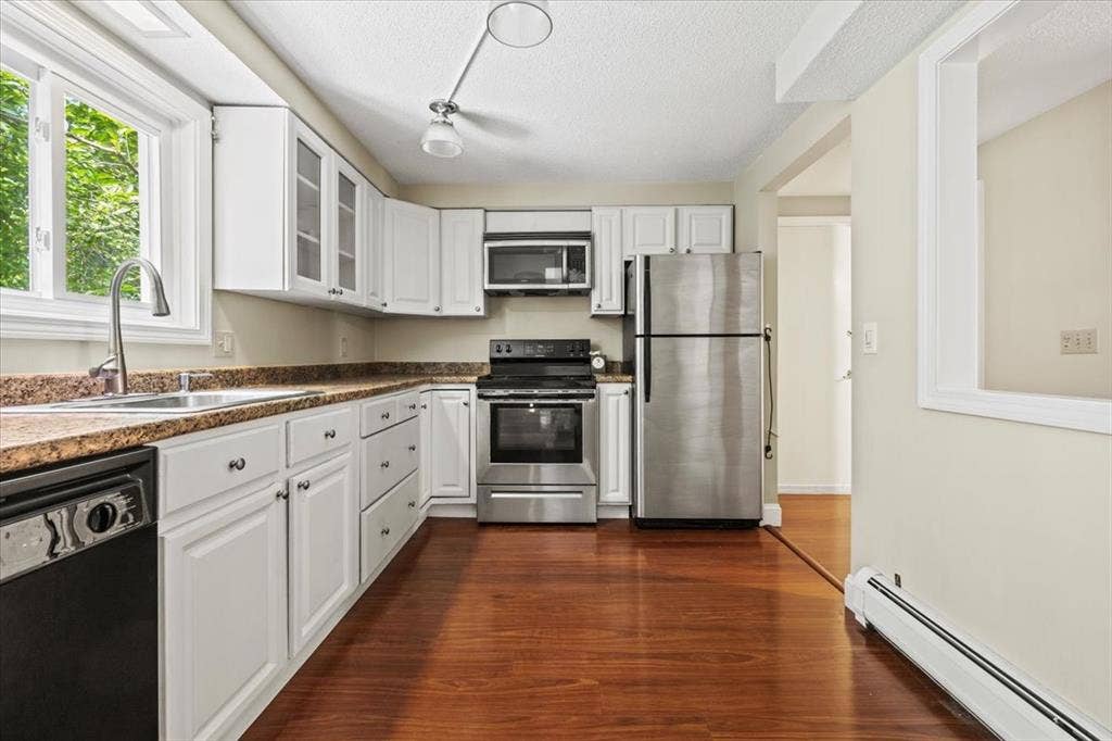 Clean Condo in South Portland!