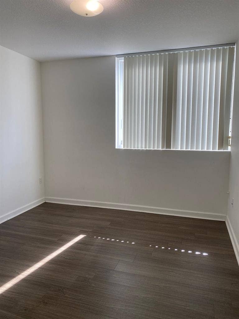 Room available in Biscayne Blvd