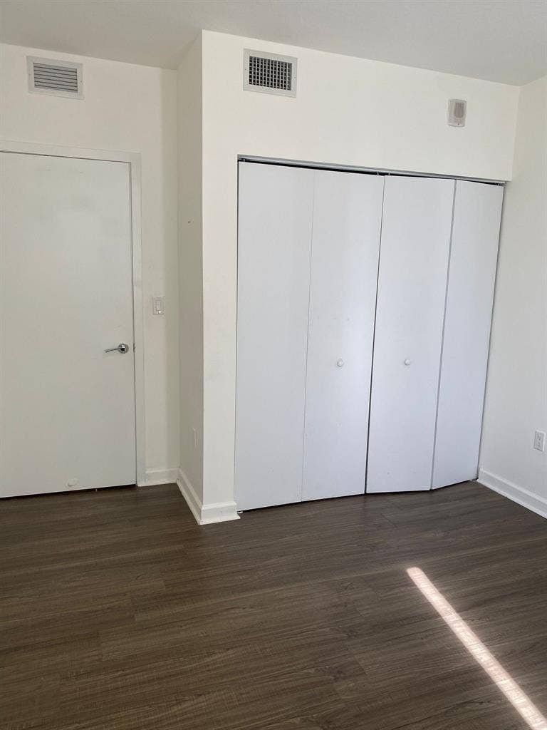 Room available in Biscayne Blvd