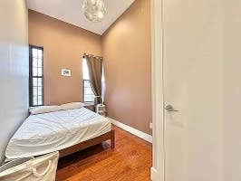 Looking for 2 roomates