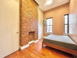 Looking for 2 roomates