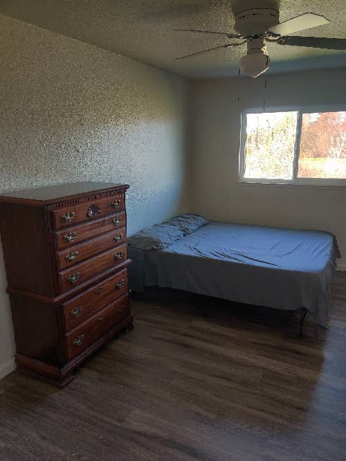 Hilmar - Lightly Furnished Room