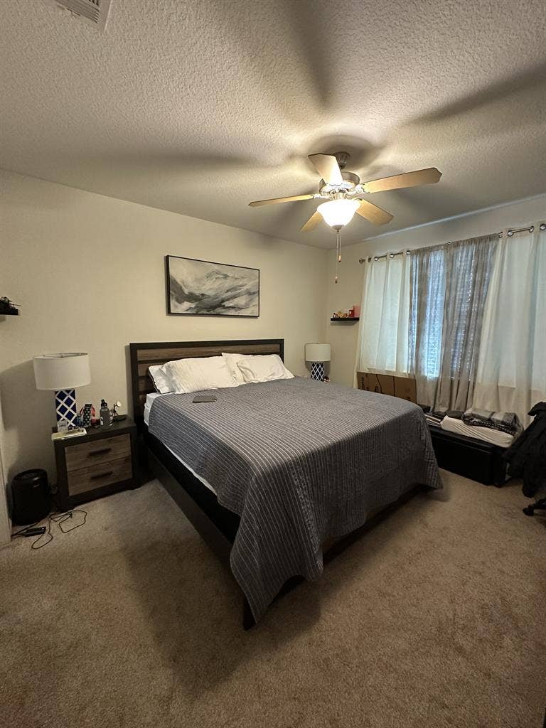 Offering a room in 
apartment.