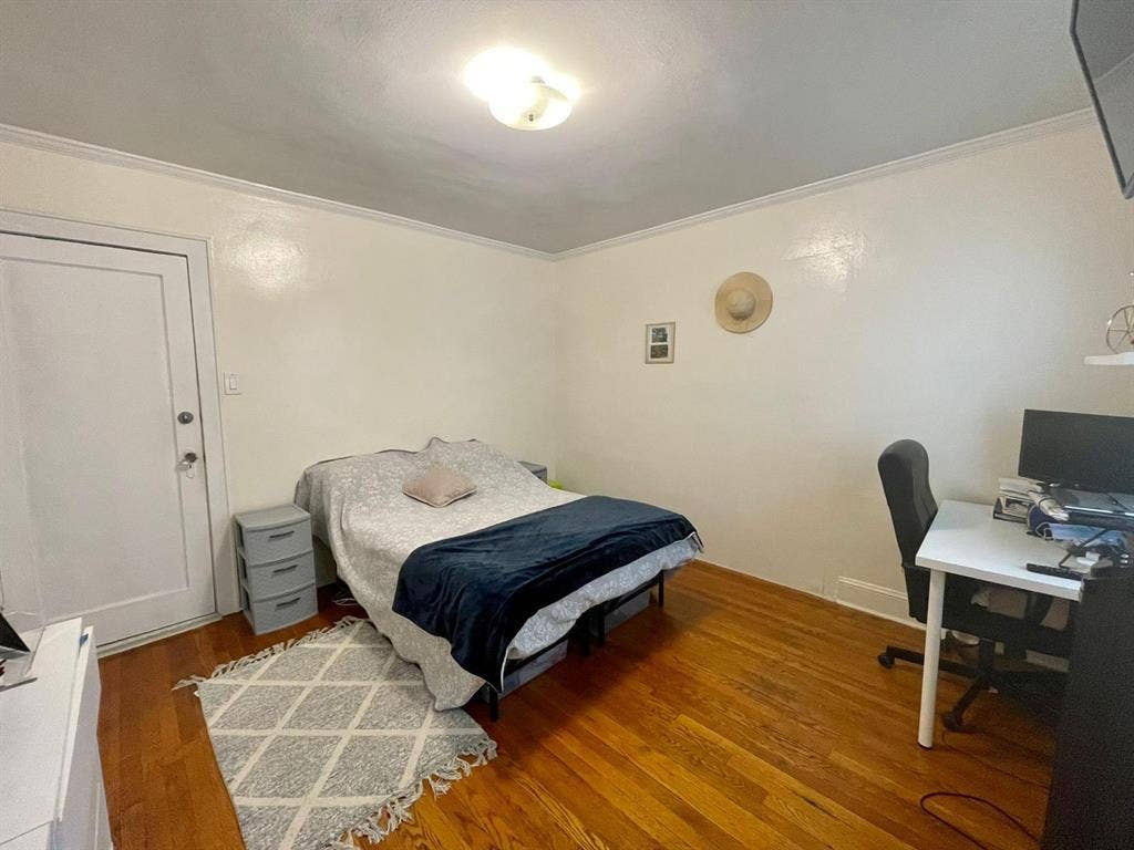 Spacious room in Astoria