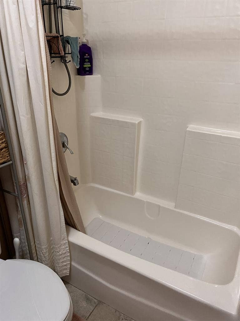 Bedroom / Private bath for rent