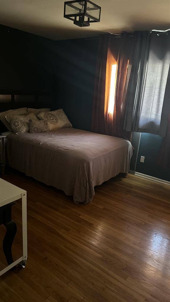 seeking male roommate in weho