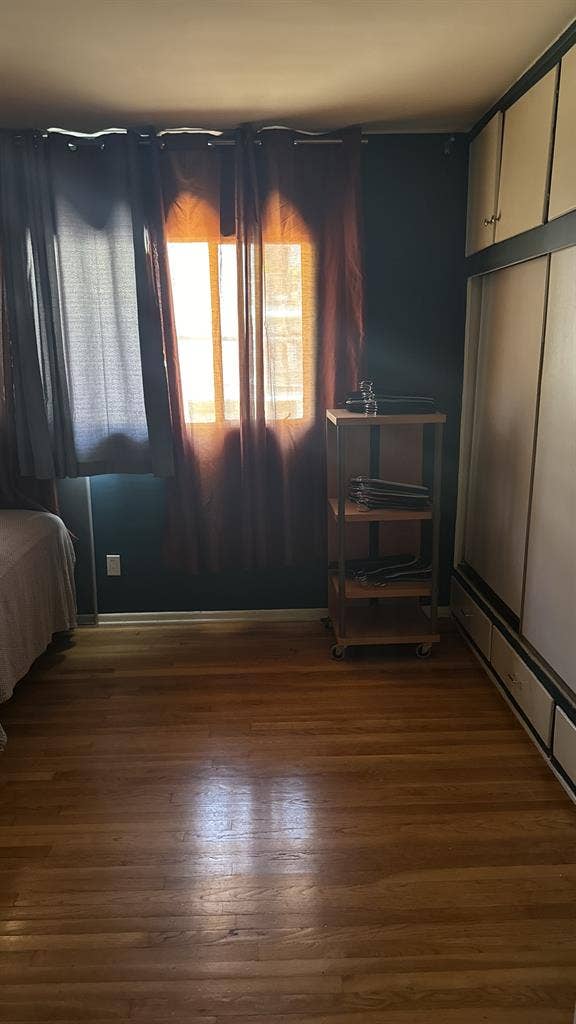 seeking male roommate in weho