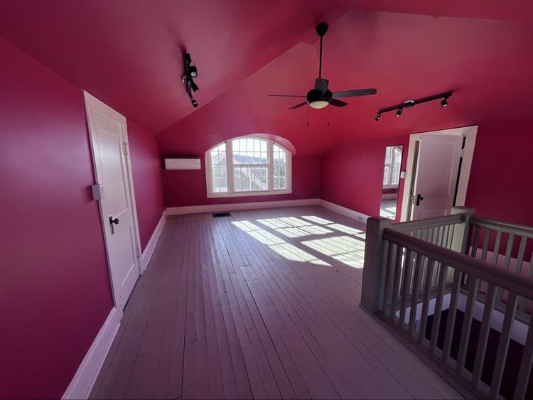 Spacious room with private bathroom