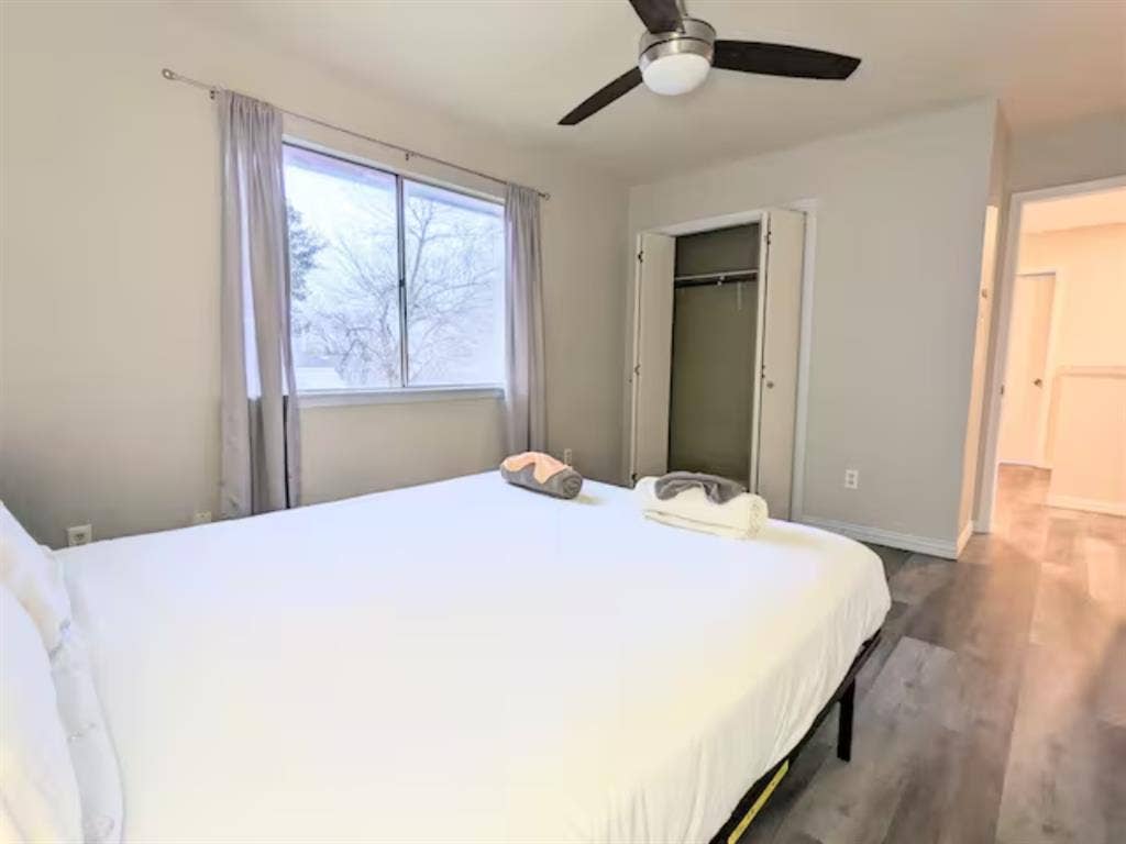 Bedroom in SE Austin