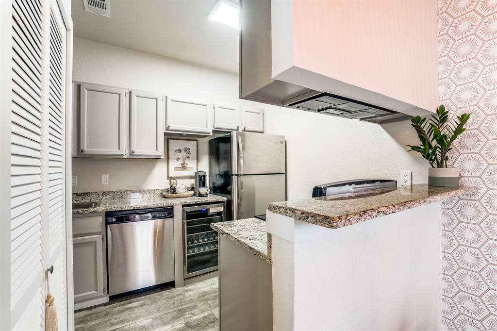 Lower Greenville 1 bedroom!