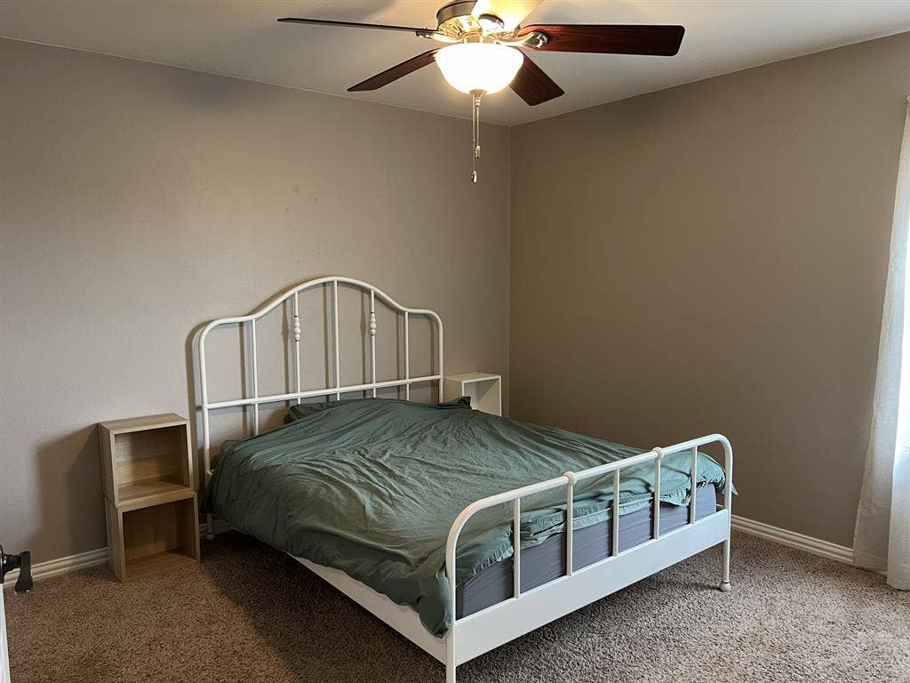 Room available in Allen