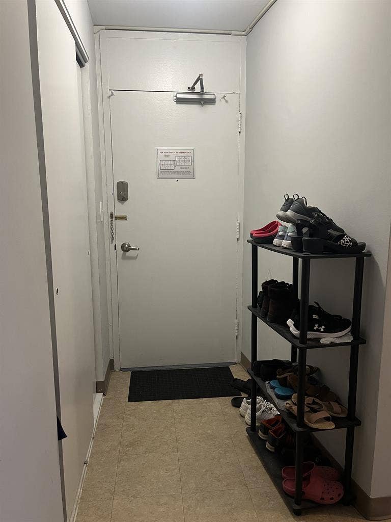 Shared Room for 1 Female - Chicago