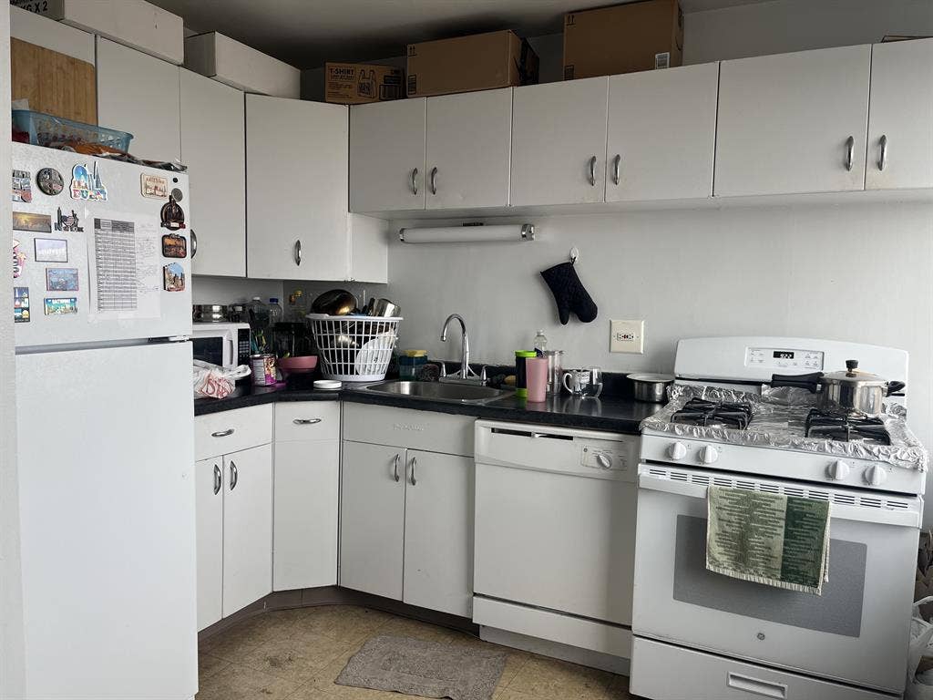 Shared Room for 1 Female - Chicago