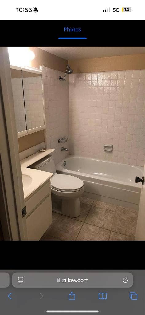 Spacious room w private bathroom