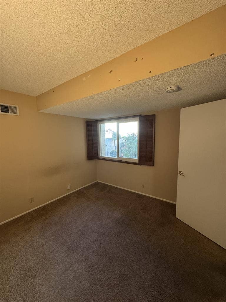 Spacious room w private bathroom