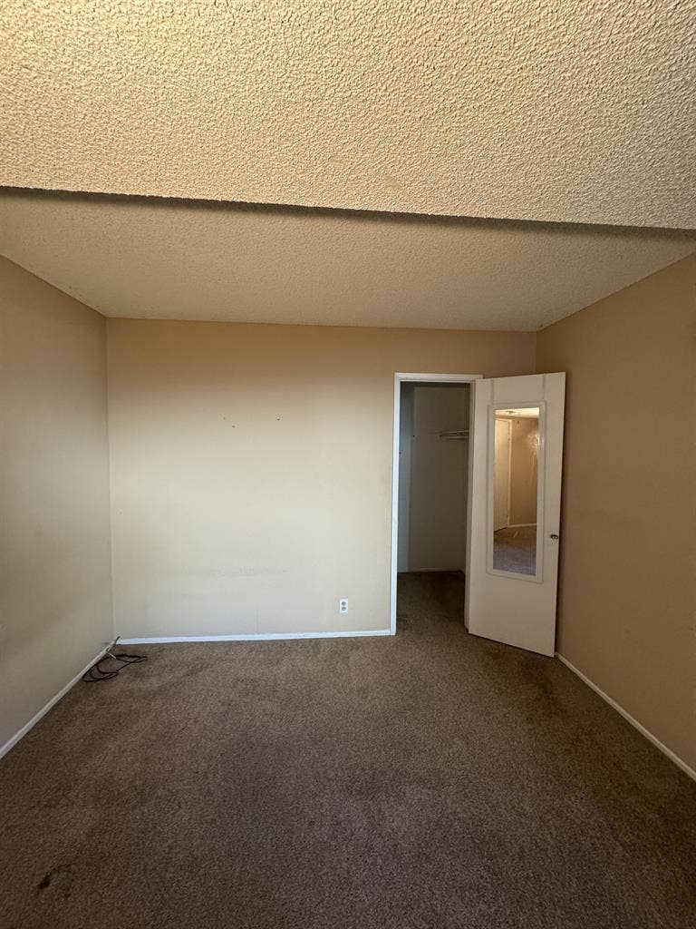 Spacious room w private bathroom