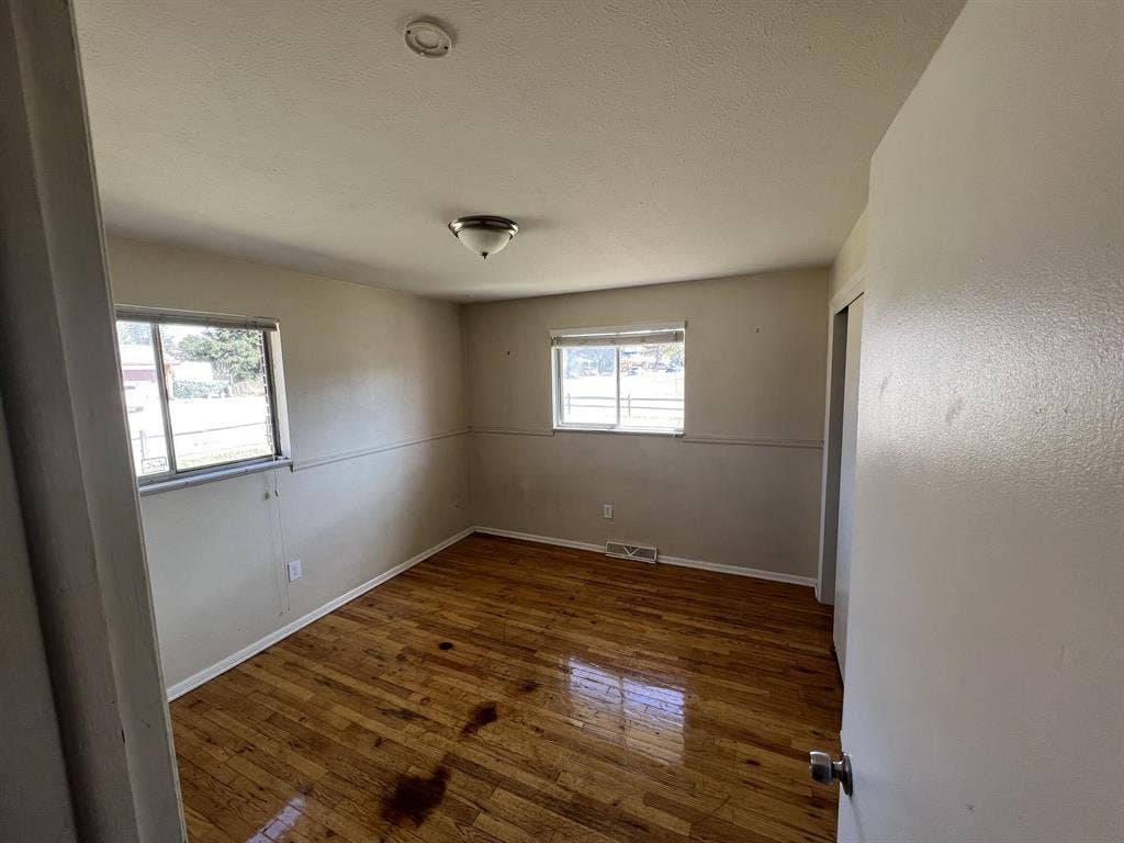 Basement Bedroom W/ Bathroomm