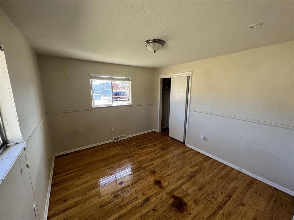 Basement Bedroom W/ Bathroomm