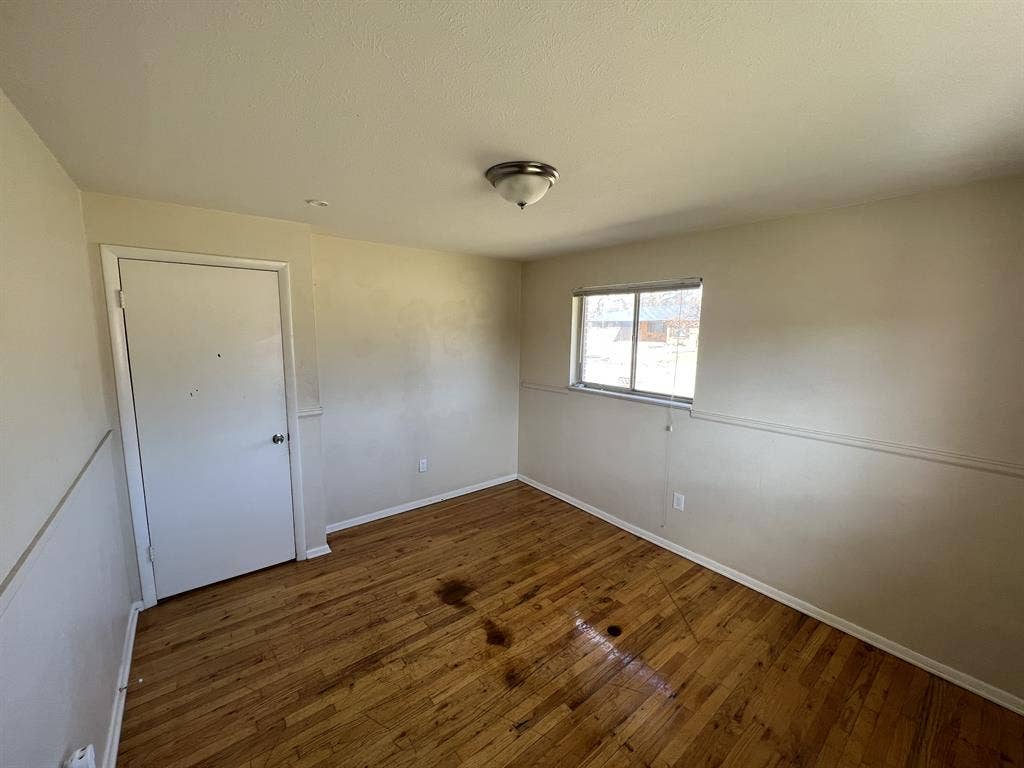 Basement Bedroom W/ Bathroomm