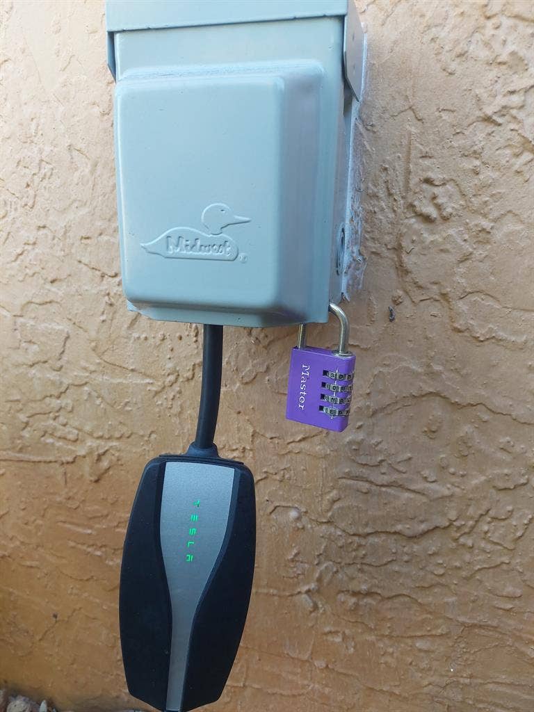 BEDROOM WITH PRIVATE ENTRANCE  BATH