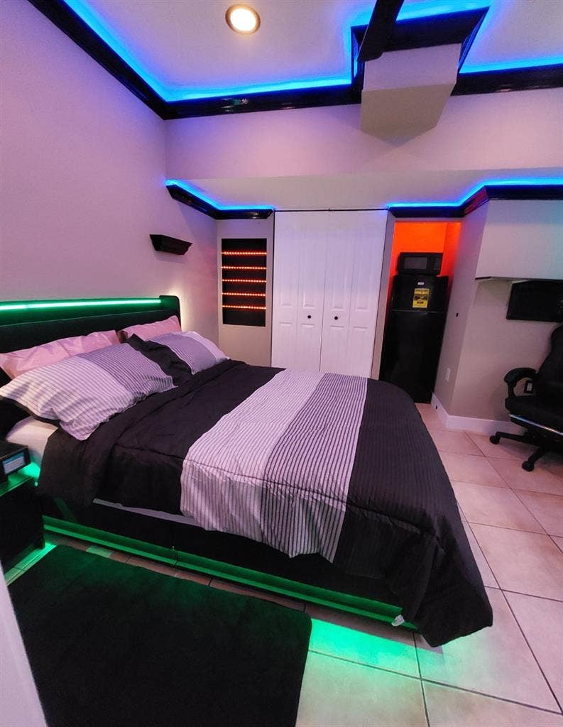 BEDROOM WITH PRIVATE ENTRANCE  BATH