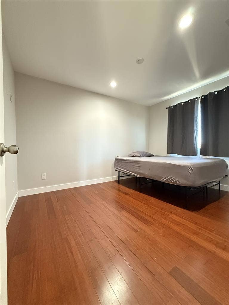 Looking for 1 male roommates