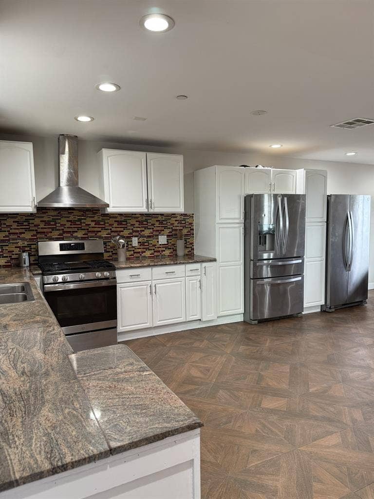 Looking for 1 male roommates