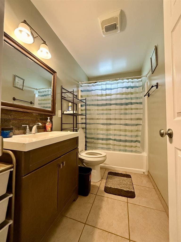 Looking for 1 male roommates