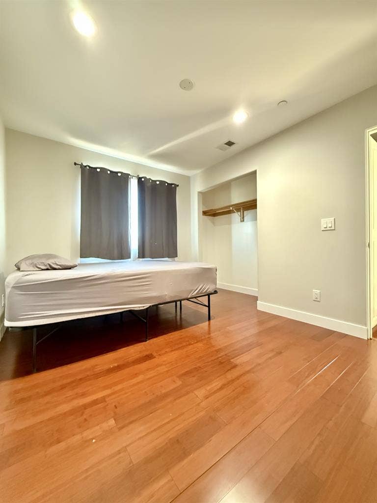 Looking for 1 male roommates