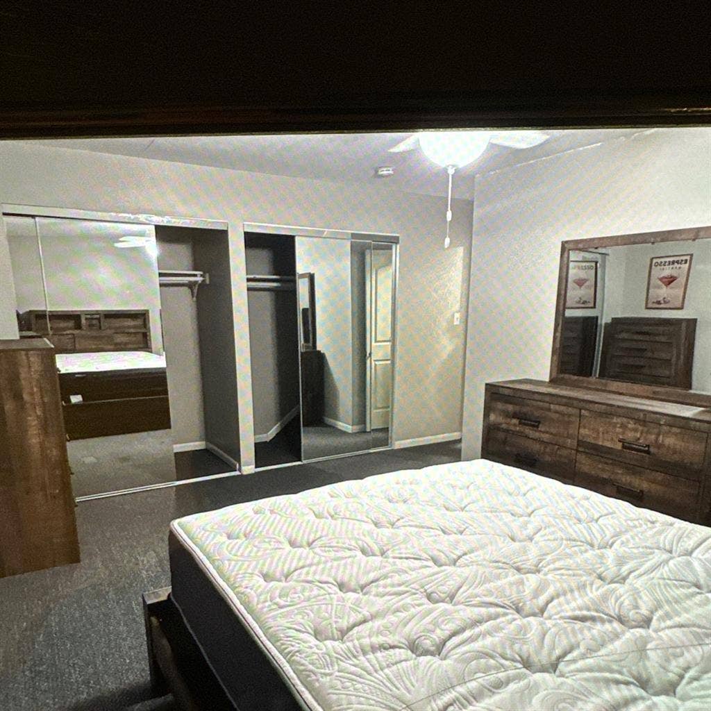 Large Main Bedroom w/ Private Bath