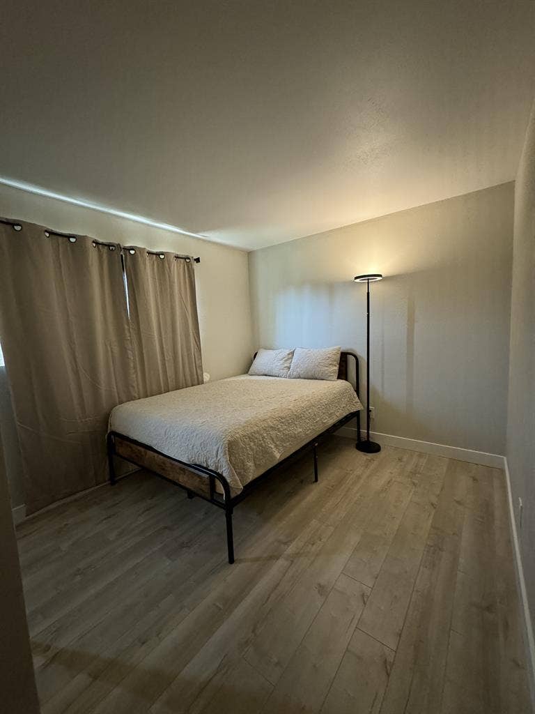 Room for rent in condo LAKE FOREST