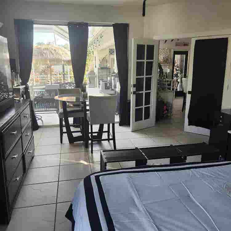 FULLY FURNISHED ROOM IN SHARED HOME